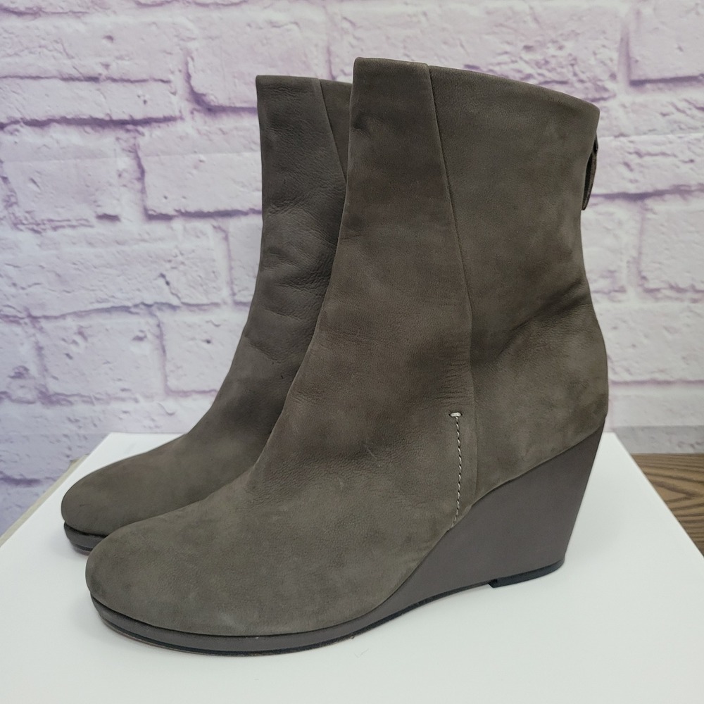 Naked Feet Amavi Wedge Ankle Boots‎ Womens 11M Dust Gray Taupe Suede